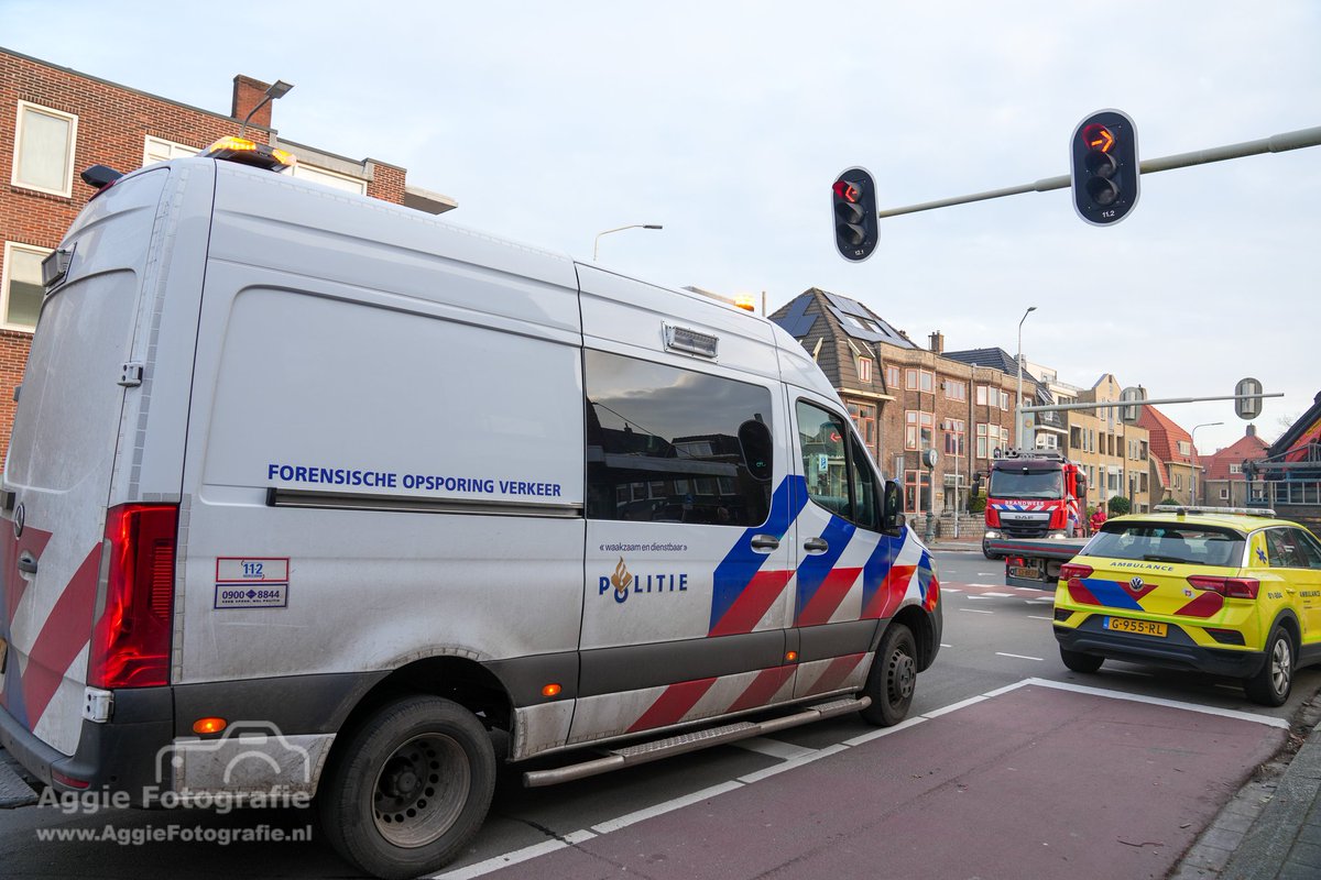 Bij de kruising van de Verlengde Hereweg met de Van Iddekingeweg in Groningen heeft vanochtend  een aanrijding tussen een vrachtwagen en een scooter plaatsgevonden. Eén persoon raakte gewond. De politie heeft onderzoek gedaan naar de toedracht.