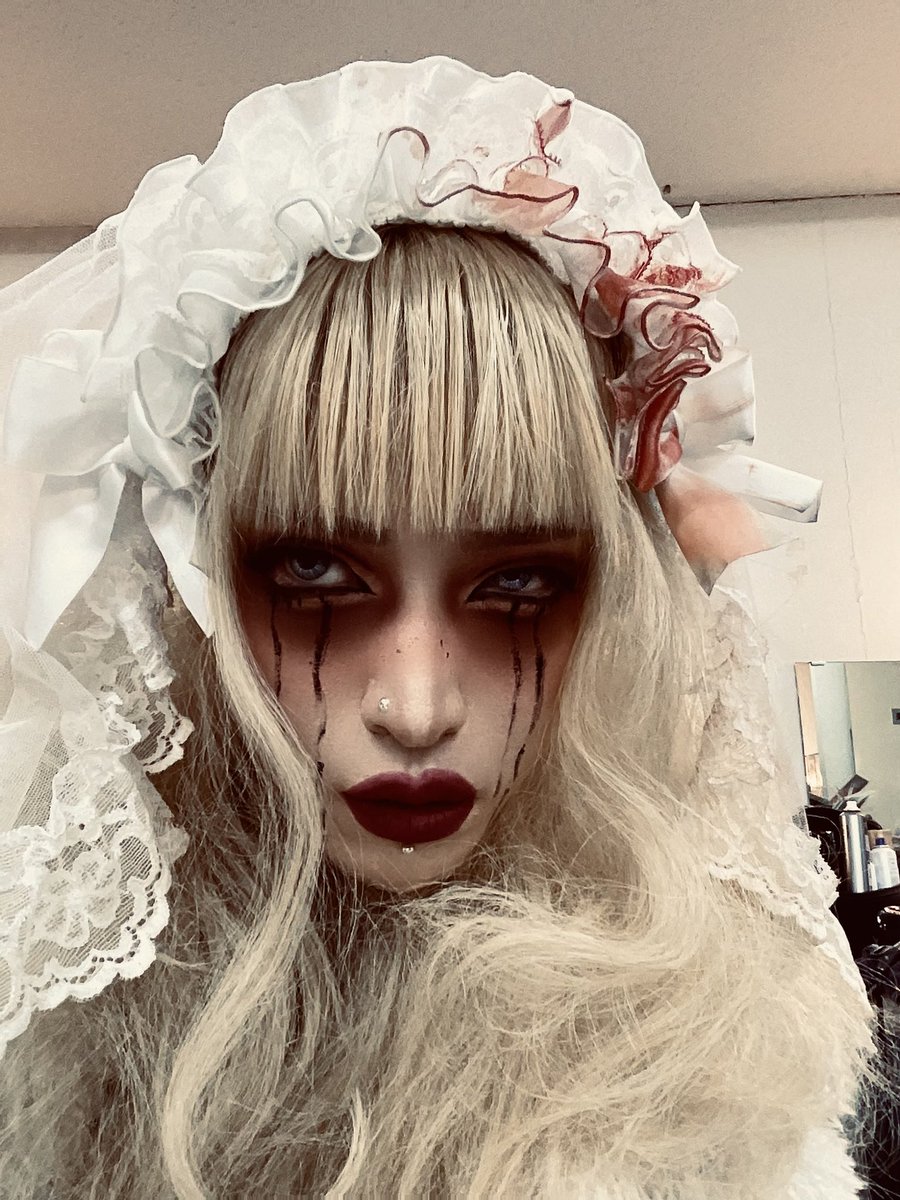 ジールリンクン福岡初日ありがとう。

あっちゅー間だったけど超楽しかったよ。

溺愛ぼんばあ。

明日もあるなんて最高だな。

セットリスト
1 KNOT INVISIBLE
2 SILLAGE
3 追憶の果てに眠れ
4 BAD EVIDENCE
5 埋葬
6 千年ノ色彩