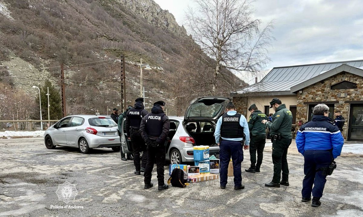 andorra_policia's tweet photo. Les patrulles mixtes amb cossos de seguretat veïns refermen la lluita contra el #contraban de tabac.
🤝 Treballem conjuntament i ens coordinem per reforçar l’actuació als territoris fronterers.
#PoliciaAndorra #cooperació #lluitacontraelcontraban https://t.co/glhojw0rnN