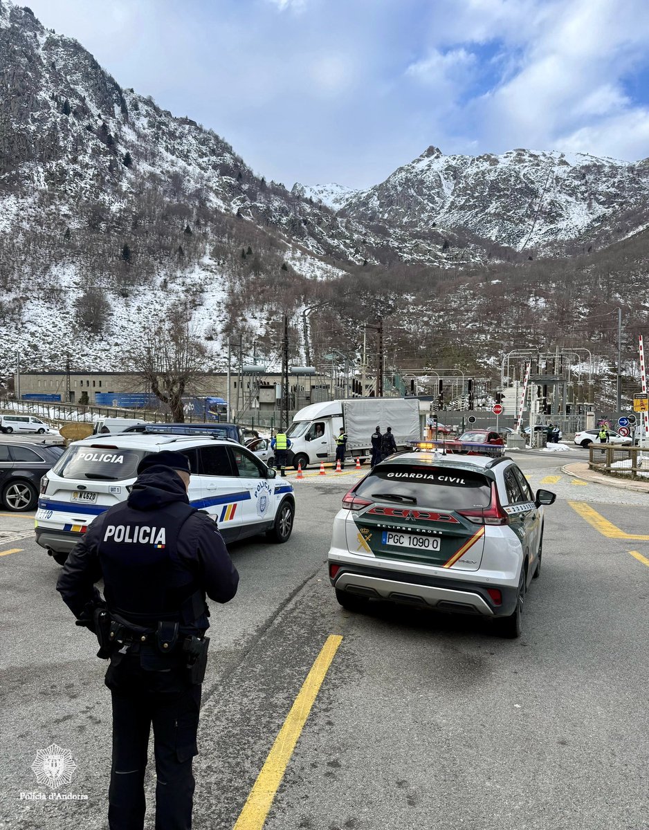 andorra_policia's tweet photo. Les patrulles mixtes amb cossos de seguretat veïns refermen la lluita contra el #contraban de tabac.
🤝 Treballem conjuntament i ens coordinem per reforçar l’actuació als territoris fronterers.
#PoliciaAndorra #cooperació #lluitacontraelcontraban https://t.co/glhojw0rnN