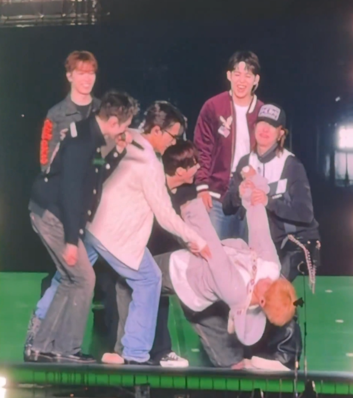 kyeomties's tweet image. THEIR LITTLE HAPPY VIRUS THEY LOVE HIM SO MUCH 😭🥹