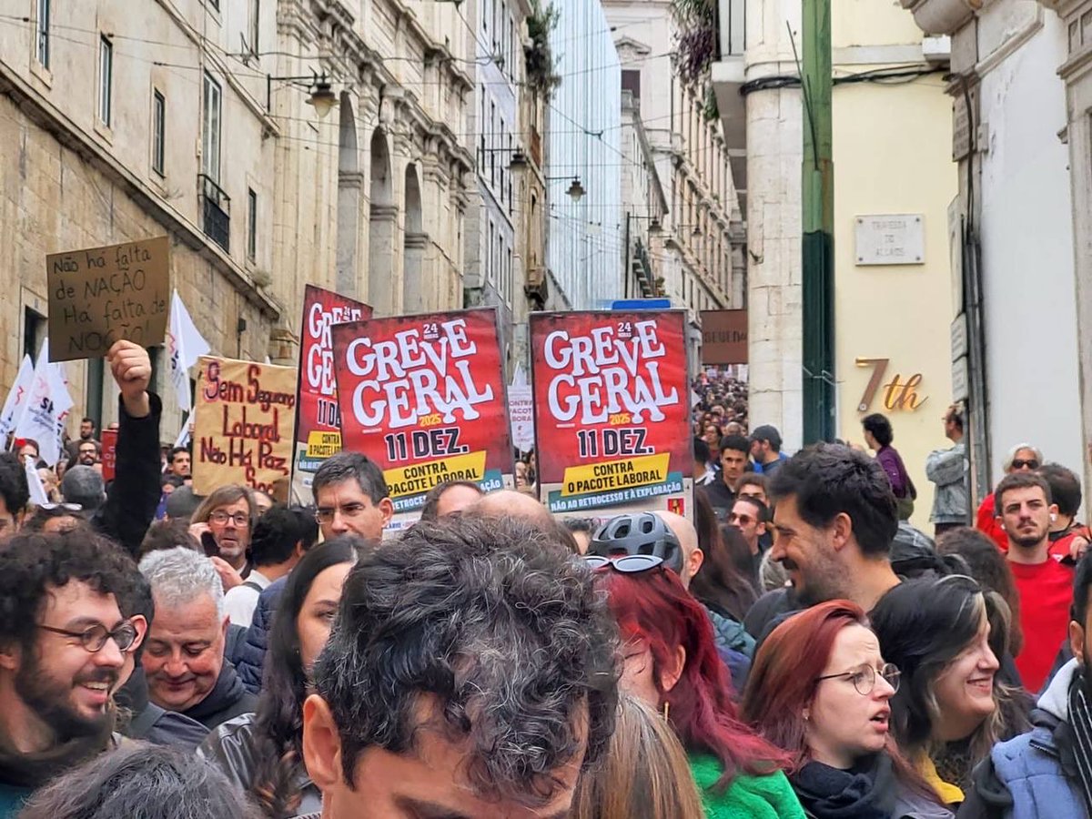 🇵🇹🔴Grève générale au Portugal : 3 millions de grévistes hier (sur 5,5 millions d’actifs) ! 

En cause : les attaques de la contre-réforme du Code du travail portée par le gouvernement.

De nombreux grévistes ont tenu des piquets de grève. A Lisbonne, des dizaines de milliers ont