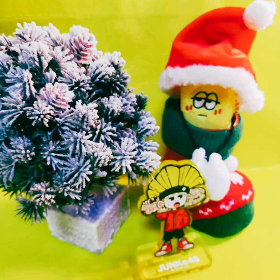 F_Labo_xx's tweet photo. ポテトくん
「サンタさん、来るかなあ・・・」

ポテトヘッド
「じゃあ、オレたちでやろうぜ！」

今年、ポテトヘッドとサンタポテトくんが
あなたの枕元にやってくるかもしれない🎅
そんな予感…🍟

#ポテスタフォトコンテスト
サンタ帽＋靴下なポテトくんぬいをポテスタといっしょにパシャ📷✨ https://t.co/Dv4WrwlKAP