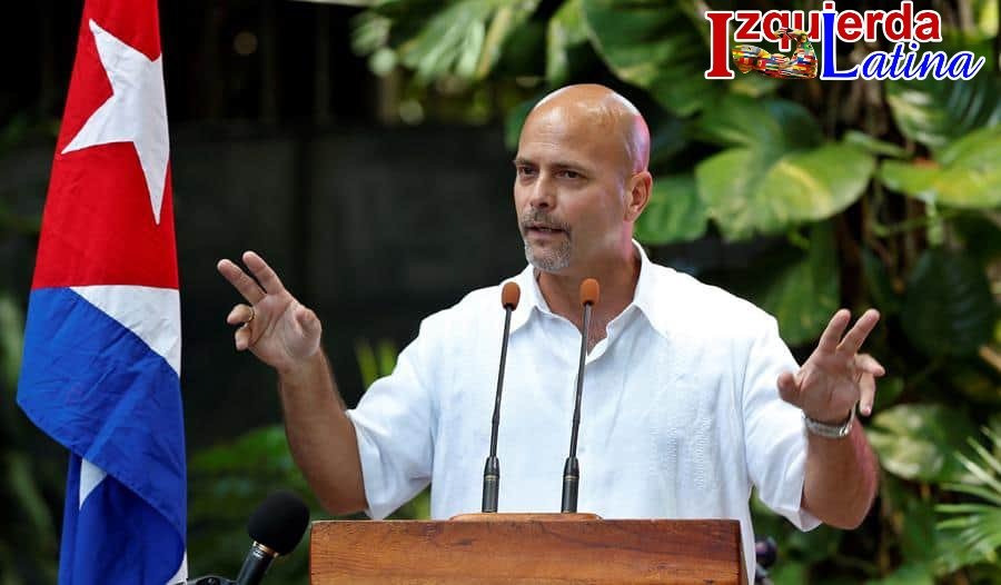 El 12 de diciembre del 2001 un tribunal de los EEUU, le impone 2 cadenas perpetuas y 15 años de cárcel, al luchador antimilitarista cubano Gerardo Hernández Nordelo.
Gracias al Comandante en Jefe #FidelPorSiempre y a nuestro heroico pueblo, Gerardo regresó. #IzquierdaLatina.