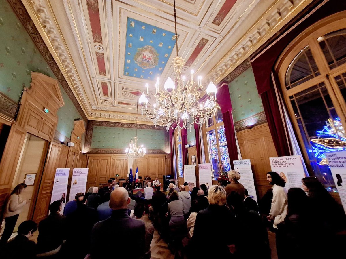FiertesC's tweet photo. Nous sommes ravi•es de l’accueil réservé à notre exposition, présentée hier et visible jusqu’au 5 janvier à la mairie Paris 11.

Un grand merci à toutes et tous pour ce beau moment et avoir rendu possible la création de cette très belle exposition “La laïcité protège les LGBT+” https://t.co/GqIzEiFoHT
