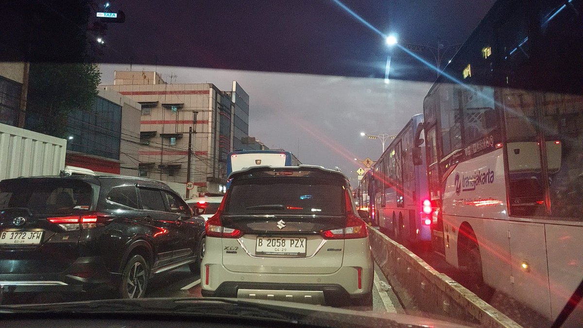 RadioElshinta's tweet image. 18.09: Arus lalu lintas di depan RSUD Tarakan, Jakarta arah Juanda macet total sudah 30 menit tidak bergerak. (Ibu Lona) 
@TMCPoldaMetro 
@NTMCLantasPolri 
#Macet #Total
