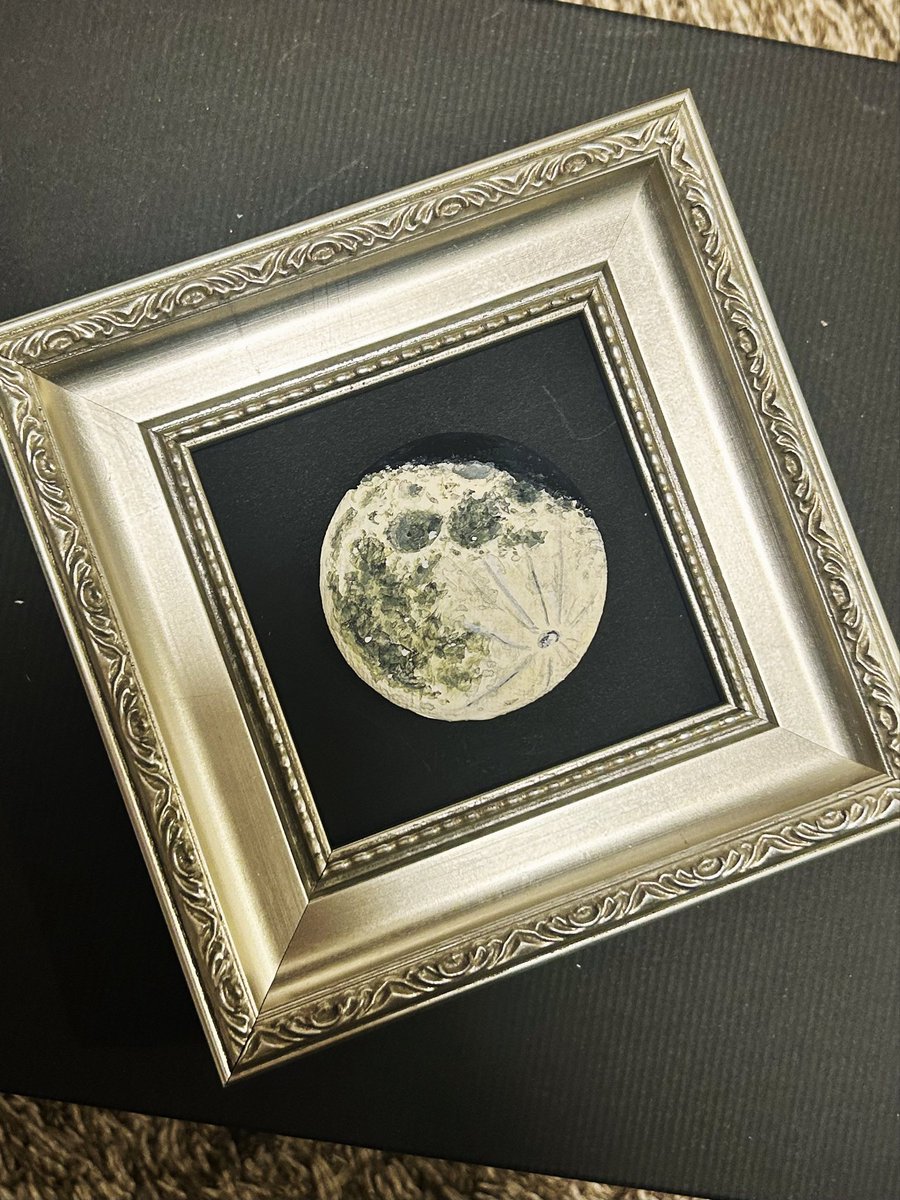 この前、仕事帰りに見た月がきれいだったからバッジにしてみた！🐴໒꒱

欠けた月もいいよね🌖

#LookArtMe