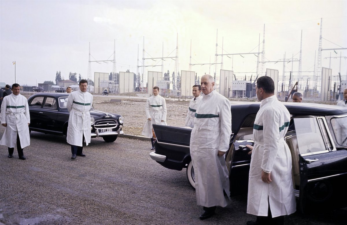 larroumecj's tweet photo. Tellement de style dans cette image.
Le côté cyberpunk, franco-futuriste. De Gaulle, homme né au XIXe siècle, forgé par la guerre, descend d'une peugeot 403 pour offrir le feu nucléaire à la France, dans une blouse qui fait penser à une aube.
Si cette image nous touche, c'est bien sûr par nostalgie d'une France puissante, à l'avant-garde technologique, auto-contenue, indépendante, qui tient son destin en main.
Il y a aussi un côté total, l'alliance des trois ordres indo-européens. Le guerrier, le prêtre, le bâtisseur.

J'ai upscalé la photo en 4k, si ça intéresse quelqu'un demandez en commentaire. (Et partagez largement cette image, elle fait du bien à l'âme.)