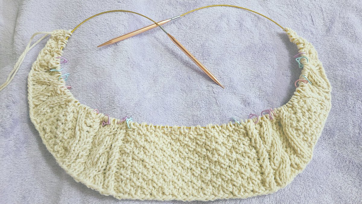 __pcc___'s tweet photo. 🖼 플랫베리 스웨터 CO
🧶 솜솜뜨개 머랭 밀크라떼 
🪡 5.5mm 대바늘
우여곡절 끝에 새롭게 시작!
예쁘게 쑥쑥 자라나거라☺️✨️💖 https://t.co/B9yFWS0bAc
