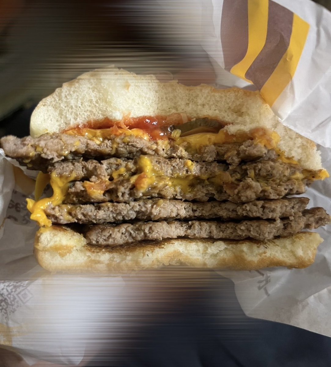 pompuriqeen's tweet photo. 夜マックの倍ダブルチーズって肉5枚でしたっけ？？？！ https://t.co/hNOdUV7h4v