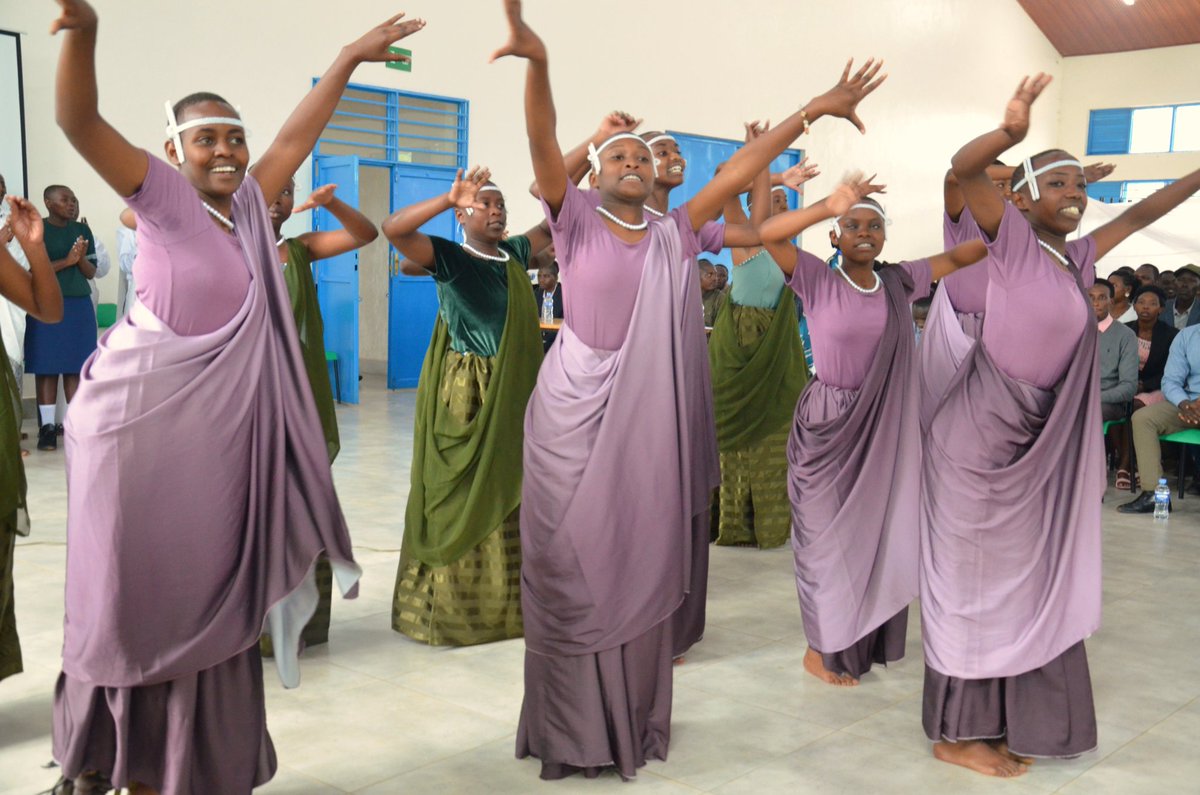 Kuri uyu wa Gatanu, Umuyobozi w'Akarere <a href="/RichardGasana/">GASANA Richard</a>  ari kumwe n'izindi nzego bifatanyije n'abarezi bo mu Murenge wa Kabarore kwizihiza Umunsi Mpuzamahanga wa mwarimu ku nsanganyamatsiko igira iti: "Uburezi ni umwuga usaba ubufatanye". <a href="/RwandaLocalGov/">Ministry of Local Government | Rwanda</a> <a href="/Rwanda_Edu/">Ministry of Education | Rwanda</a> <a href="/RwandaEast/">𝐄𝐚𝐬𝐭𝐞𝐫𝐧 𝐏𝐫𝐨𝐯𝐢𝐧𝐜𝐞 | 𝐑𝐰𝐚𝐧𝐝𝐚</a>