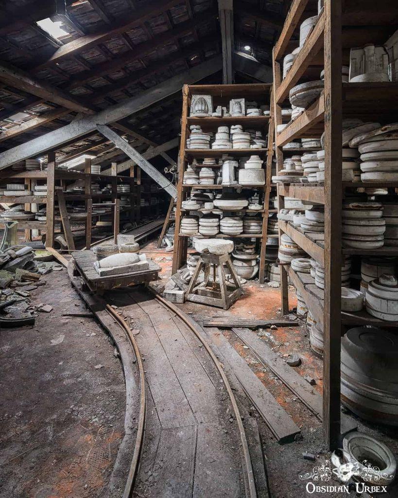 ObsidianUrbex's tweet image. An abandoned pottery factory in #France thrived for decades but closed as competitors modernized. The upper floors hold rows of wooden racks with hundreds of moulds. Heavy pieces were moved on carts along a rail system. #Ceramics #Photography #Urbex #History