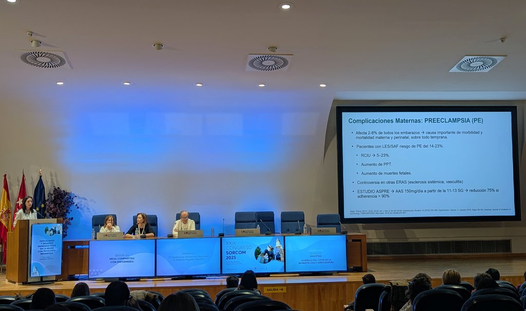 La Dra. Rodríguez Almaraz aborda las dificultades reproductivas en mujeres con patología reumática (infertilidad, riesgo de preeclampsia, aumento de actividad de la enfermedad, SAF obstétrico) y revisa las técnicas de reproducción asistida.