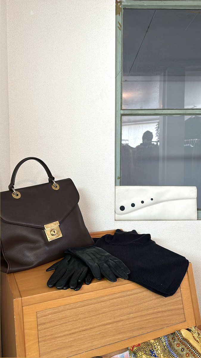 aym___1121's tweet image. もうすぐXmas item たち🧣🎅🏻❤️

#inthebuilding
#used #vintagefashion #vintage #fashion
#useashop #ブランド古着
#大阪古着屋　＃古着屋
＃レディース古着　＃メンズ古着
#肥後橋 ＃梅田古着屋
#TikTok

vt.tiktok.com/ZSPhNuAhp/