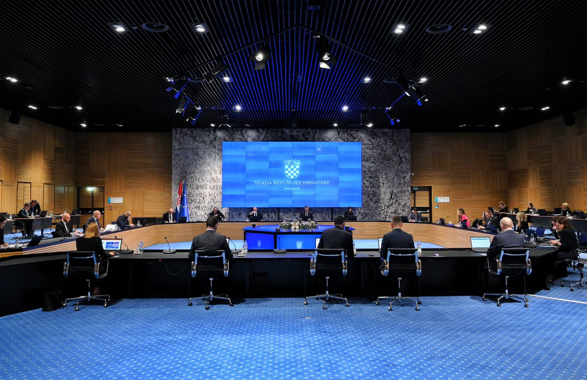 PVRH <a href="/AndrejPlenkovic/">Andrej Plenković</a>: Obišli smo radove na obnovi Zagrebačke katedrale. Završena je prva faza unutrašnjih radova i bit će omogućeno služenje božićne mise. Drago nam je što je ovaj simbol #Zagreb i 🇭🇷 sakralne baštine, ponovno došao u fazu u kojoj se može koristiti. #sjednicaVRH