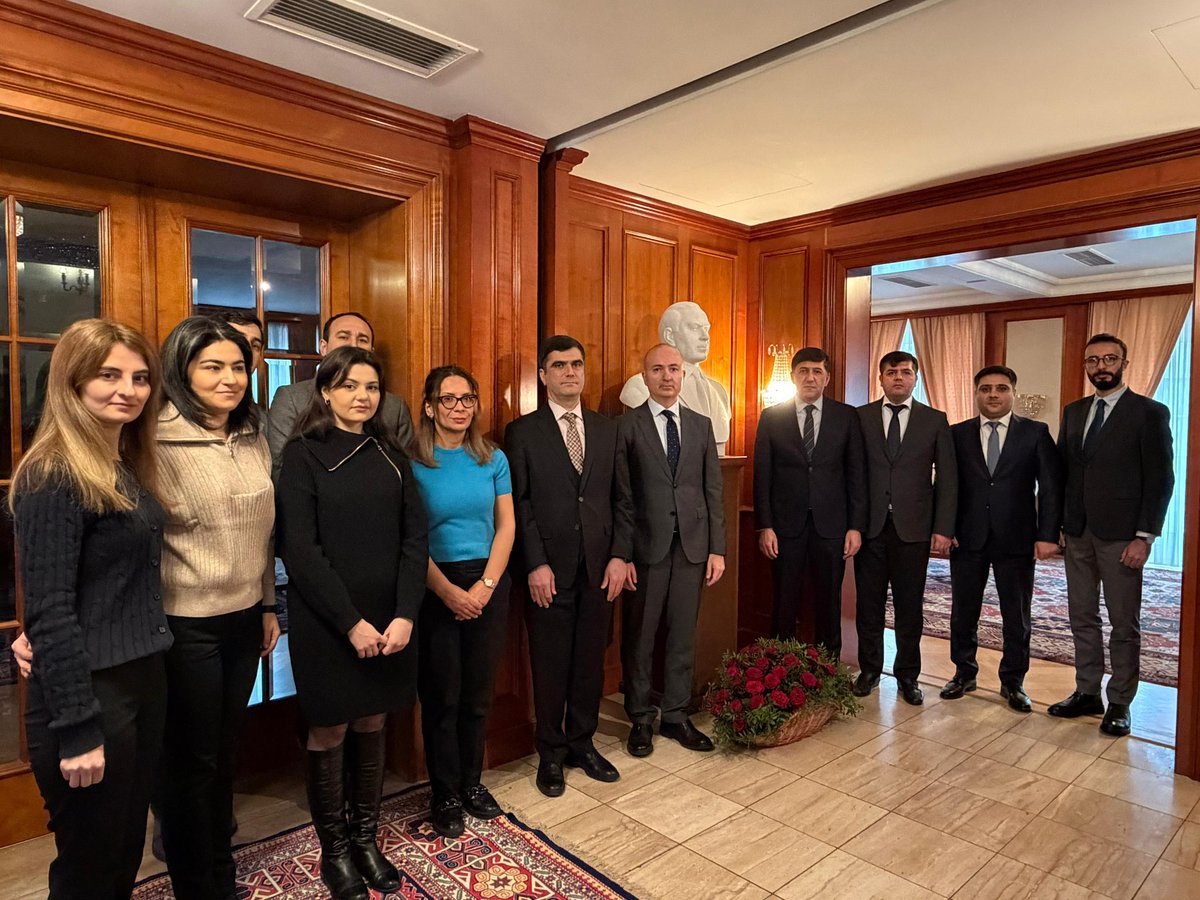 Sadigbayli's tweet image. Bu gün Ulu Öndər Heydər Əliyevin anım günündə Azərbaycan Respublikasının Avstriyadakı səfirliyinin əməkdaşları ilə müasir Azərbaycanın qurucusu, xalqımızın ümummilli liderinin əziz xatirəsini dərin ehtiramla yad etdik.