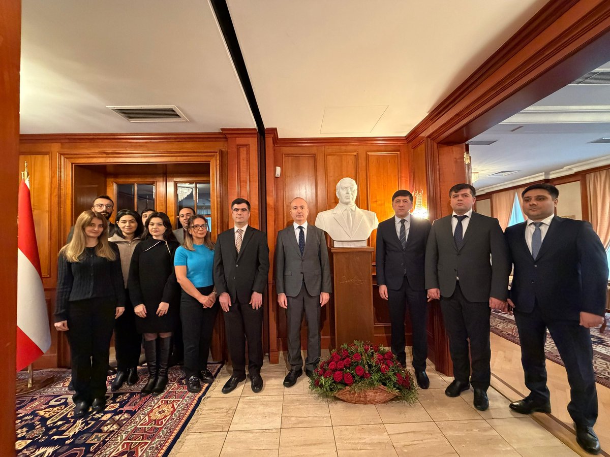 Sadigbayli's tweet image. Bu gün Ulu Öndər Heydər Əliyevin anım günündə Azərbaycan Respublikasının Avstriyadakı səfirliyinin əməkdaşları ilə müasir Azərbaycanın qurucusu, xalqımızın ümummilli liderinin əziz xatirəsini dərin ehtiramla yad etdik.