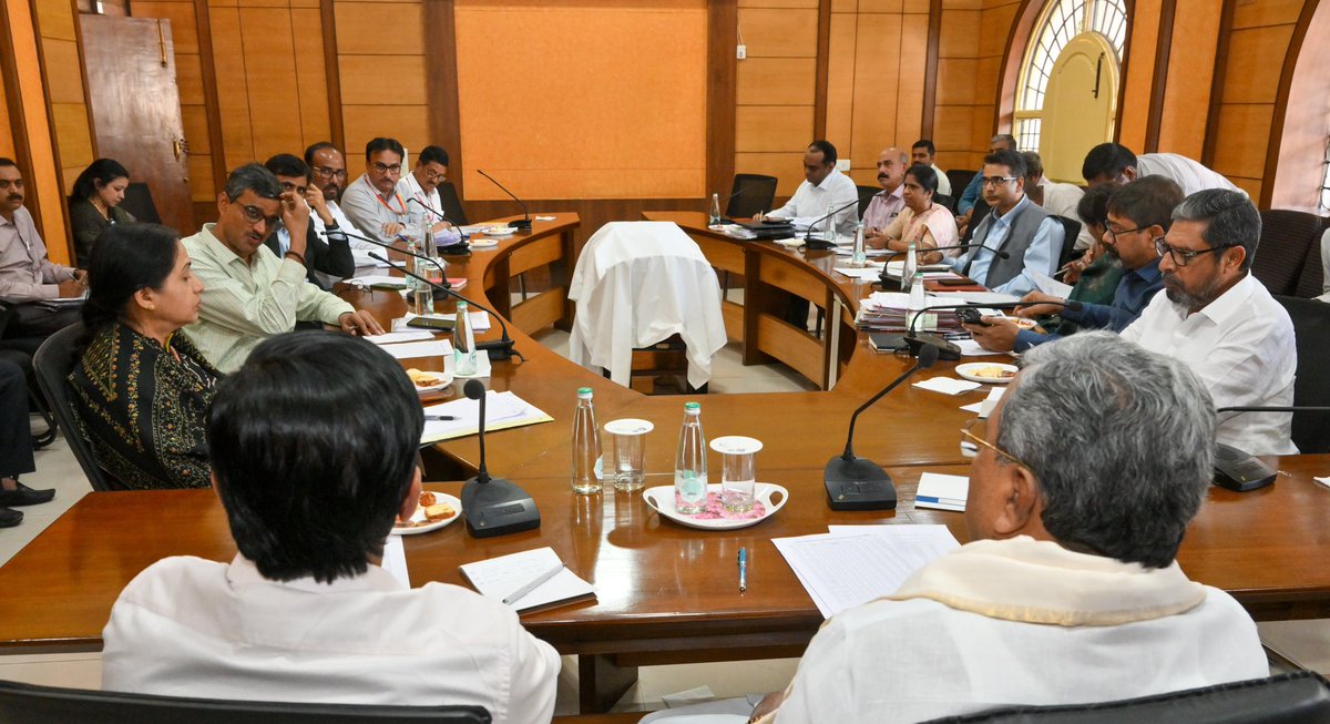 CMofKarnataka's tweet image. ಮುಖ್ಯಮಂತ್ರಿ @siddaramaiah ಅವರು ಬೆಳಗಾವಿಯ ಸರ್ಕೀಟ್ ಹೌಸ್ ನಲ್ಲಿ "ಮುಖ್ಯಮಂತ್ರಿಯವರ ಮೂಲಸೌಕರ್ಯ ಅಭಿವೃದ್ಧಿ ಯೋಜನೆಯ (CMIDP) ಪ್ರಗತಿ ಪರಿಶೀಲನಾ ಸಭೆ" ನಡೆಸಿದರು. 

ಉಪಮುಖ್ಯಮಂತ್ರಿ ಡಿ.ಕೆ.ಶಿವಕುಮಾರ್, ಸರ್ಕಾರದ ಮುಖ್ಯ ಕಾರ್ಯದರ್ಶಿ ಡಾ||ಶಾಲಿನಿ ರಜನೀಶ್, ಅಪರ ಮುಖ್ಯ ಕಾರ್ಯದರ್ಶಿ ಅಂಜುಂ ಪರ್ವೇಜ್  ಸೇರಿ ಸಂಬಂಧಪಟ್ಟ ಇಲಾಖೆಗಳ…