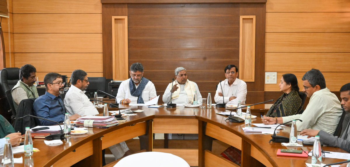 CMofKarnataka's tweet image. ಮುಖ್ಯಮಂತ್ರಿ @siddaramaiah ಅವರು ಬೆಳಗಾವಿಯ ಸರ್ಕೀಟ್ ಹೌಸ್ ನಲ್ಲಿ "ಮುಖ್ಯಮಂತ್ರಿಯವರ ಮೂಲಸೌಕರ್ಯ ಅಭಿವೃದ್ಧಿ ಯೋಜನೆಯ (CMIDP) ಪ್ರಗತಿ ಪರಿಶೀಲನಾ ಸಭೆ" ನಡೆಸಿದರು. 

ಉಪಮುಖ್ಯಮಂತ್ರಿ ಡಿ.ಕೆ.ಶಿವಕುಮಾರ್, ಸರ್ಕಾರದ ಮುಖ್ಯ ಕಾರ್ಯದರ್ಶಿ ಡಾ||ಶಾಲಿನಿ ರಜನೀಶ್, ಅಪರ ಮುಖ್ಯ ಕಾರ್ಯದರ್ಶಿ ಅಂಜುಂ ಪರ್ವೇಜ್  ಸೇರಿ ಸಂಬಂಧಪಟ್ಟ ಇಲಾಖೆಗಳ…