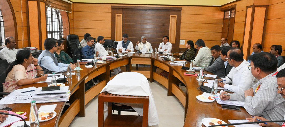 CMofKarnataka's tweet image. ಮುಖ್ಯಮಂತ್ರಿ @siddaramaiah ಅವರು ಬೆಳಗಾವಿಯ ಸರ್ಕೀಟ್ ಹೌಸ್ ನಲ್ಲಿ "ಮುಖ್ಯಮಂತ್ರಿಯವರ ಮೂಲಸೌಕರ್ಯ ಅಭಿವೃದ್ಧಿ ಯೋಜನೆಯ (CMIDP) ಪ್ರಗತಿ ಪರಿಶೀಲನಾ ಸಭೆ" ನಡೆಸಿದರು. 

ಉಪಮುಖ್ಯಮಂತ್ರಿ ಡಿ.ಕೆ.ಶಿವಕುಮಾರ್, ಸರ್ಕಾರದ ಮುಖ್ಯ ಕಾರ್ಯದರ್ಶಿ ಡಾ||ಶಾಲಿನಿ ರಜನೀಶ್, ಅಪರ ಮುಖ್ಯ ಕಾರ್ಯದರ್ಶಿ ಅಂಜುಂ ಪರ್ವೇಜ್  ಸೇರಿ ಸಂಬಂಧಪಟ್ಟ ಇಲಾಖೆಗಳ…