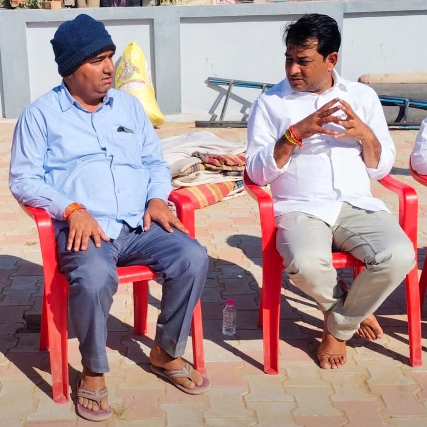 komalmeena0403's tweet photo. नरेश भाईसाहब ने भामाशाह मातादीन जी पणिहार के पैतृक गांव छाटक्या(बानसूर) पहुंचकर उनके ���्वर्गीय पिताजी श्री बहादुर सिंह जी पणिहार को श्रद्धांजलि अर्पित की!
ईश्वर दिवंगत आत्मा को अपने श्री चरणों में स्थान दें। https://t.co/aHbBnpUhrX