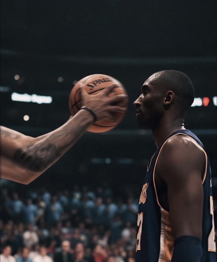 _NBAESP_'s tweet photo. El momento más inhumano mentalmente en la historia de la NBA.
En el año 2009, durante un juego de temporada regular entre Los Angeles Lakers y Orlando Magic.

Harto del intenso Trash Talk de Kobe Bryant, Matt Barnes, después de chocar con Kobe y de empezar un juego "físico" entre ellos. Barnes le hizo una finta hacia la cara, haciendo como que le iba a lanzar el balón en la cara a Kobe.

La reacción de Bryant fue una DE LAS MÁS FRÍAS en la historia deportiva. Ni siquiera se inmuto. Demostrando la GIGANTESCA inteligencia emocional que tenía Kobe Bryant.

La "Mamba Mentality" en su máximo esplendor.