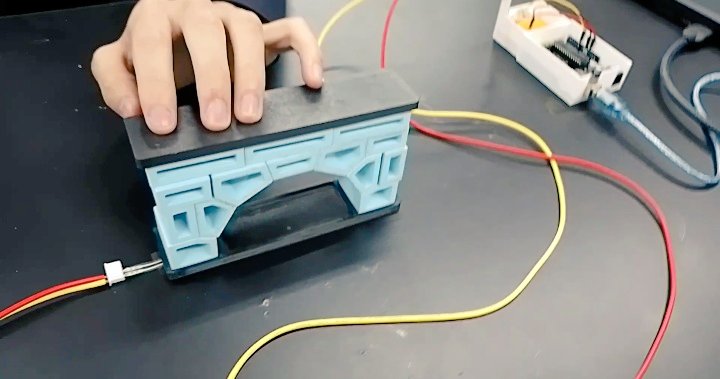 MonoRika3D's tweet image. 今日は生徒と圧力センサーを試してみました。圧力センサーをしっかり押さないと反応してくれないので、消しゴムを薄くスライスして貼り付けました。＃Arduino ＃物理