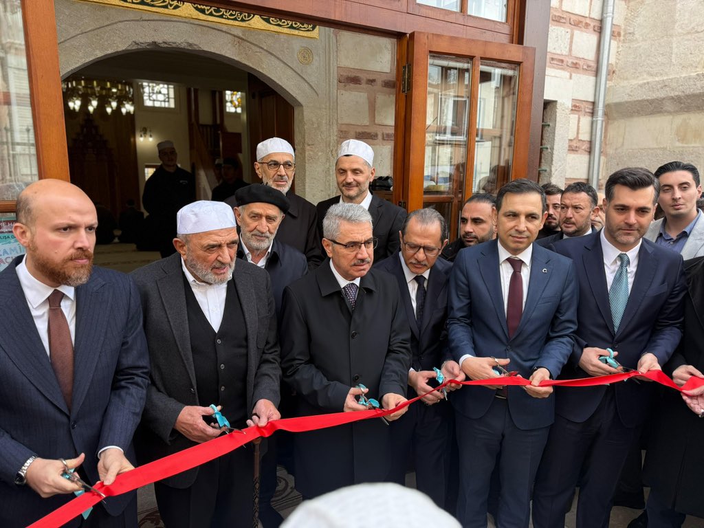 TahaSaricaoglu's tweet photo. Vakıflar Genel Müdürlüğü tarafından 2022 yılında restorasyona alınan Kerime Hatun Camii, Cuma namazıyla birlikte yeniden cemaatiyle buluştu.
Bu anlamlı açılışa katılarak, asırlık bir mirasın yeniden ihyasına şahitlik etmenin mutluluğunu yaşadık.

Ecdat yadigârı camilerimizin yeniden hayat bulması, şehrimizin hafızasına ve maneviyatına güç katıyor.
Kerime Hatun Camii’nin mahallemize ve Üsküdar’ımıza hayırlı olmasını diliyorum.

#BizimÜsküdar