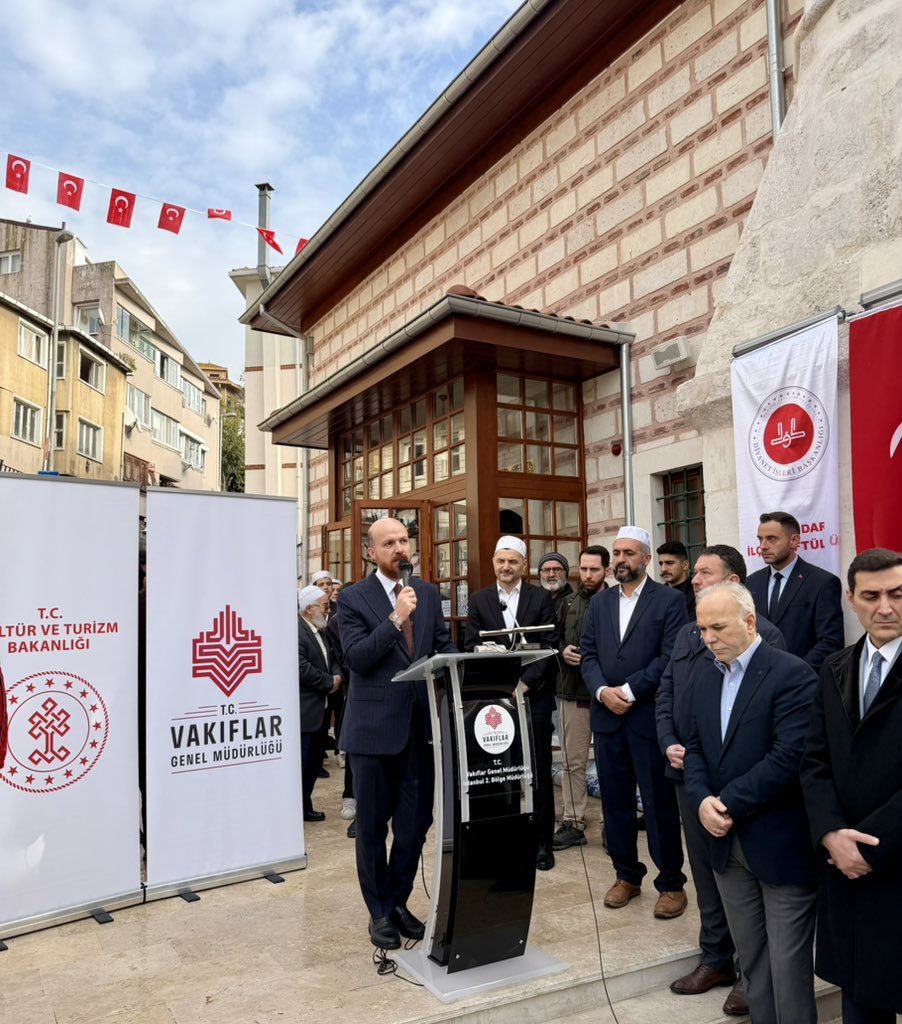 TahaSaricaoglu's tweet photo. Vakıflar Genel Müdürlüğü tarafından 2022 yılında restorasyona alınan Kerime Hatun Camii, Cuma namazıyla birlikte yeniden cemaatiyle buluştu.
Bu anlamlı açılışa katılarak, asırlık bir mirasın yeniden ihyasına şahitlik etmenin mutluluğunu yaşadık.

Ecdat yadigârı camilerimizin yeniden hayat bulması, şehrimizin hafızasına ve maneviyatına güç katıyor.
Kerime Hatun Camii’nin mahallemize ve Üsküdar’ımıza hayırlı olmasını diliyorum.

#BizimÜsküdar