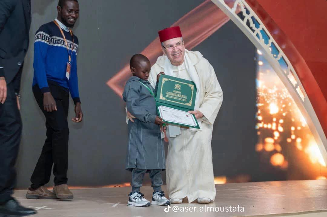 Félicitations👏👏👏 à Zoubairou Issa ( #Niger 🇳🇪), jeune prodige nigérien âgé de seulement 𝟔 𝐚𝐧𝐬, qui a brillamment représenté le Niger lors d’un concours africain international de lecture du Saint Coran, organisé par la Fondation Mohamed Assadi.