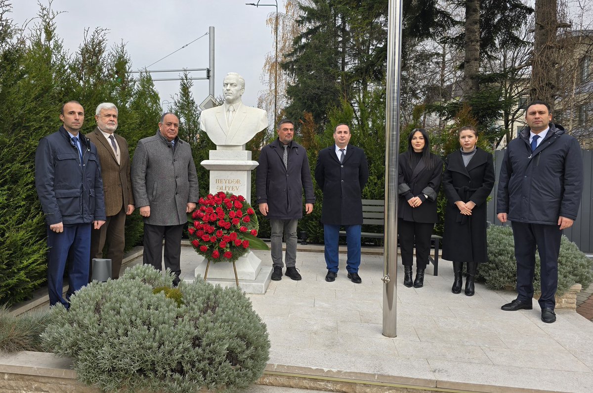 AzMissionBiH's tweet image. Bu gün, müasir Azərbaycan dövlətinin memarı, xalqımızı ən ağır sınaqlardan çıxararaq sabitlik və inkişaf yoluna aparmış Ulu Öndər Heydər Əliyevin əbədiyyətə qovuşmasından 22 il ötür. 

Ulu Öndərin əziz xatirəsini dərin ehtiramla və minnətdarlıqla anırıq.

Allah rəhmət eləsin!