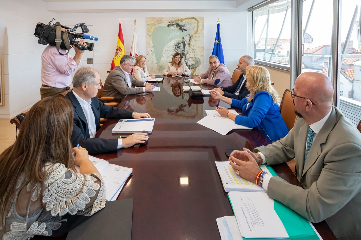 🔵 Aprobadas ayudas de 1,5 millones de euros a ayuntamientos y juntas vecinales para inversiones en edificios públicos 
👉 El Consejo de Gobierno autoriza la modificación de la Ley de Coordinación de Policías Locales y una OEP de 235 plazas docentes
ℹ️ bit.ly/48AbFPK