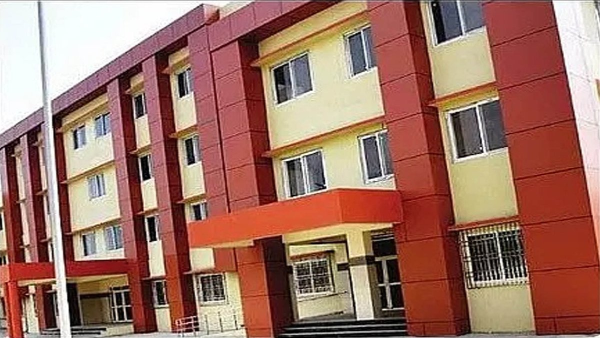 kanpursneed's tweet image. 1 साल और निकल गया।
हॉस्पिटल ग्राहकों के लिए अभी भी तड़प रहा है क्योंकि सरकार ताले की चाभी लखनऊ से कानपुर नहीं भेज पाई है। 

सरकारी अस्पताल, नौबस्ता