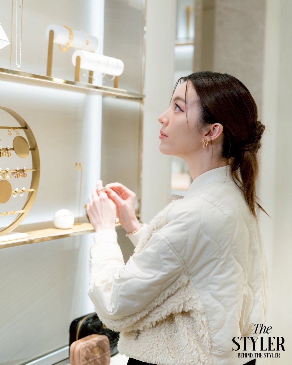 เป็นแก้วเป็นแสง วิบวับ เจิดจรัสที่สุด⭐️

ORMKORN X ANNETHONG
#TheStyler #BehindtheStyler 
#ทอล์กไม่ลับฉบับTheStyler #TheMallGroup #annethong 
#OrmKornnaphat
#TheStylerxOrmKornnaphat
#TheMallGroupxOrmKornaphat