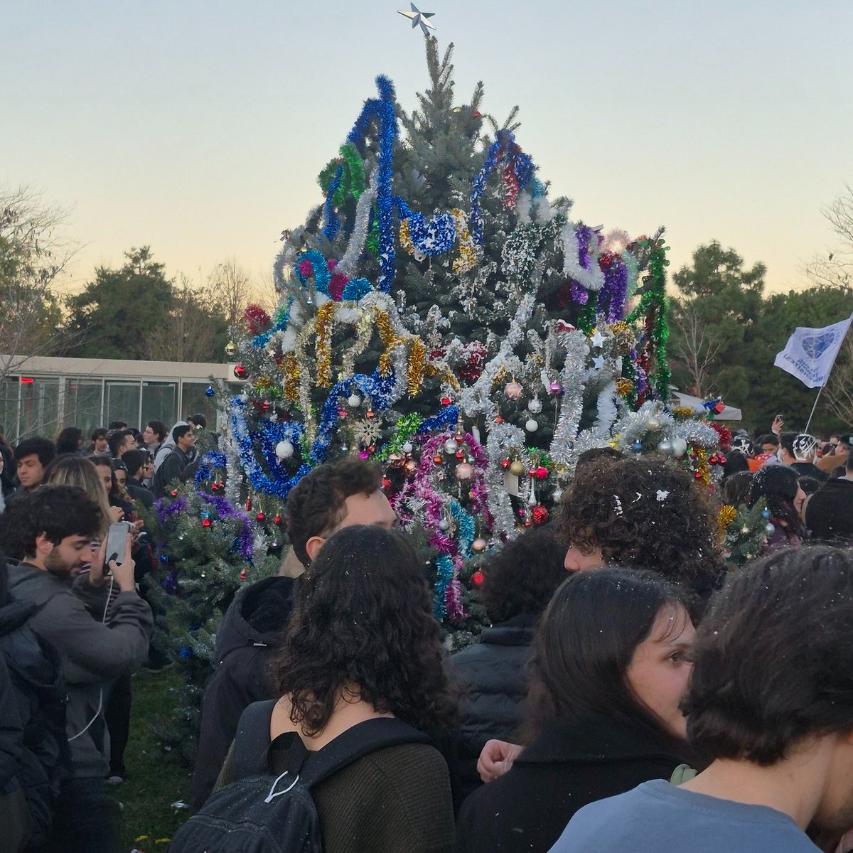 sahin_yedek's tweet photo. "Bu zihniyette Şeyh Said'e karşı olan kin ve nefret hiç bitmedi.
Yıldız Teknik Üniversitesi Yılbaşı ağacı hazırlayıp, Sarıklı Cübbeli İnsan figürü asıp Şeyh Said üzerinden dindar kesime mesaj veriyor.
Değil biriniz alayınız da gelseniz İslam'ın nurunu söndüremezsiniz! https://t.co/vIV63JmvrL
