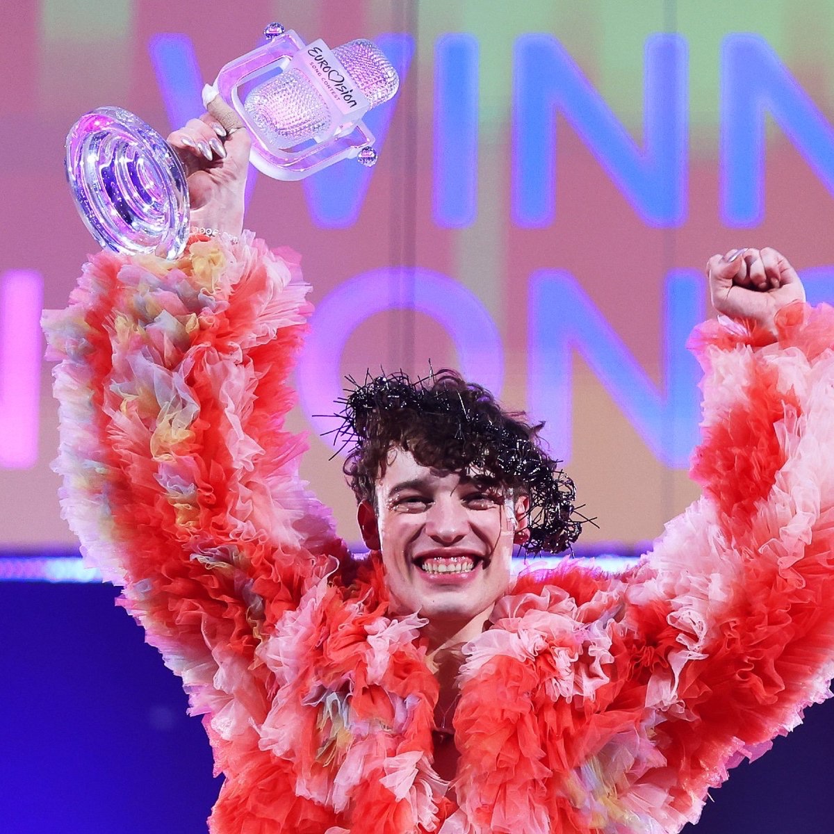 AlertesInfos's tweet photo. 🚨🇨🇭🇮🇱🇪🇺 FLASH | Nemo, le vainqueur de l’Eurovision 2024, annonce qu’il REND SON TROPHÉE pour PROTESTER contre la participation d’Israël à l’édition 2026. https://t.co/lGXeXodZ4e