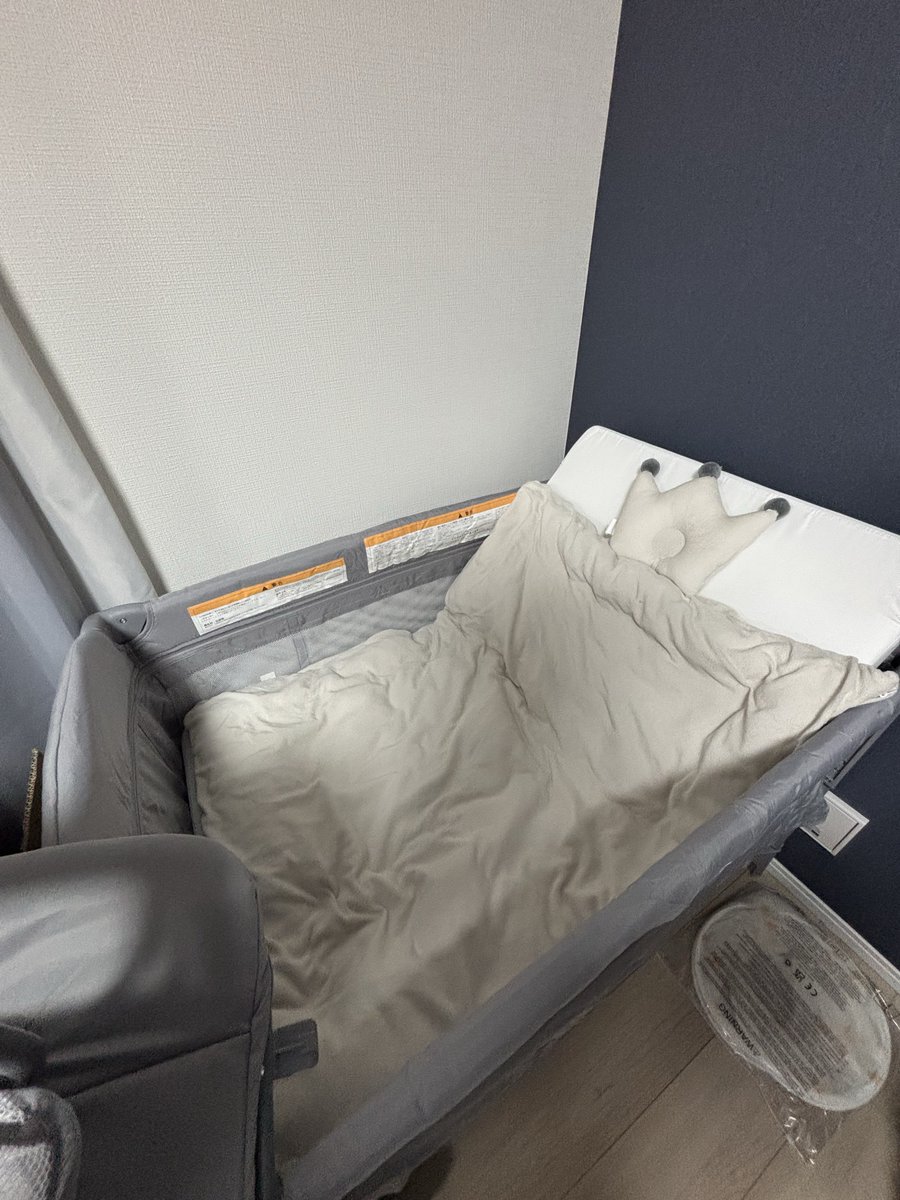 evisuke0's tweet image. ベビーベッドのマットレスのサイズが合ってなくて入院中のおじいちゃんを思い出した笑