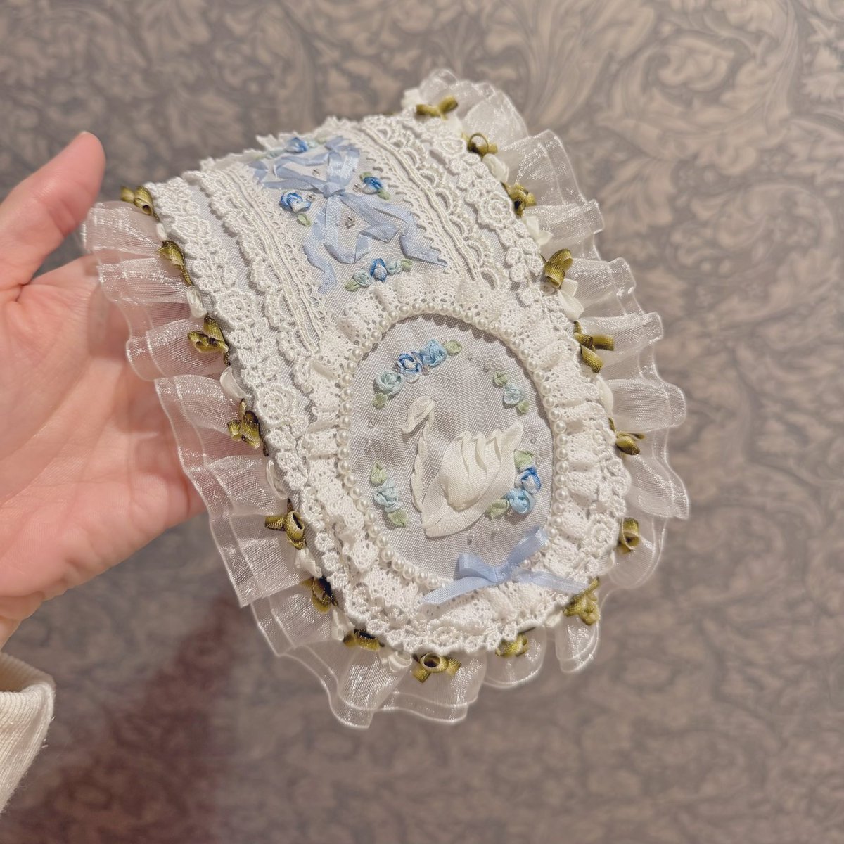 完成🦢
とんでもなく可愛いヘッドドレスになりました✨
今回は顎リボンなしにしてみました。
(空想コテージのヘドレは標準装備でクリップが２つついています)