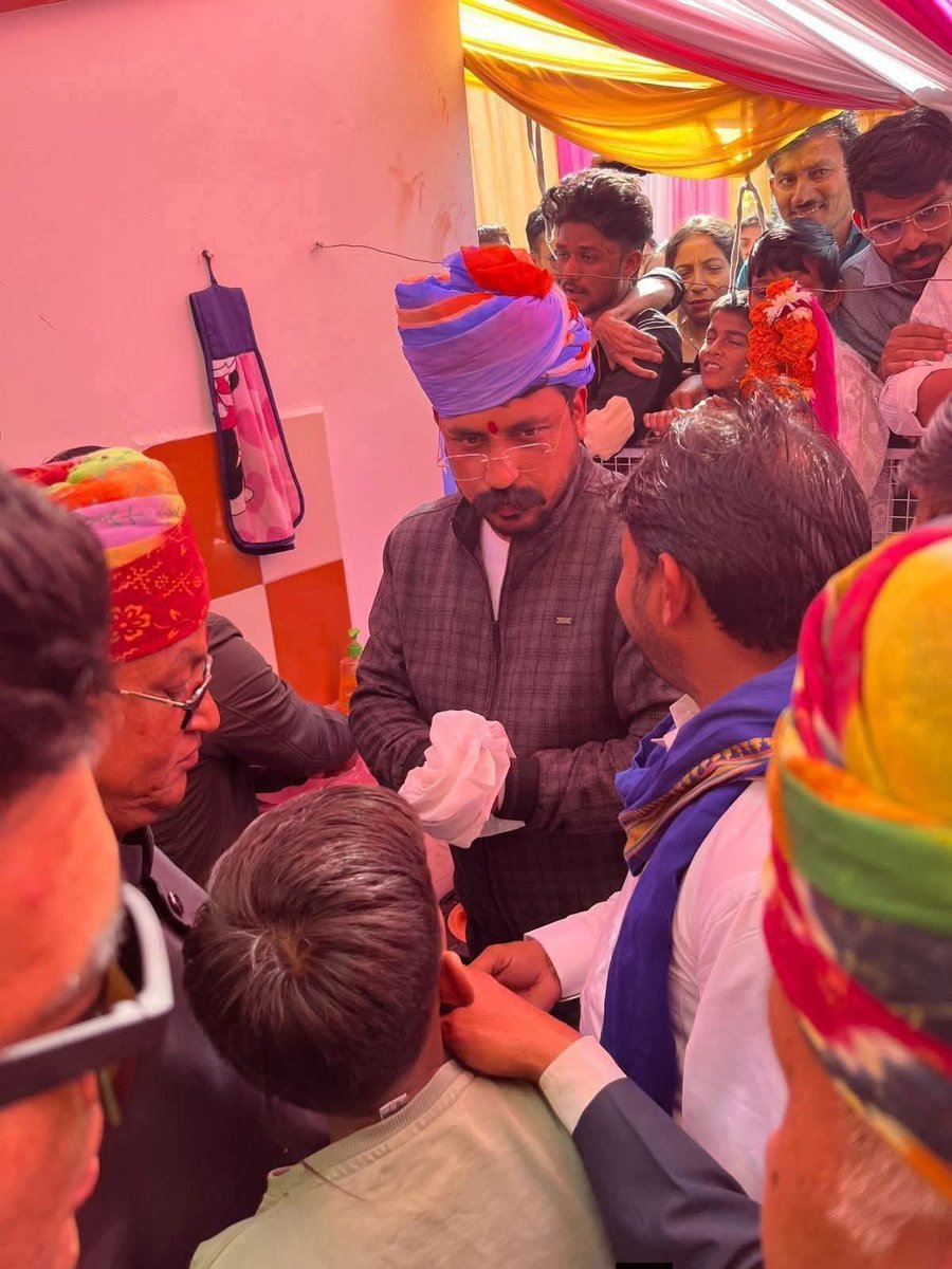 राजस्थान के पाली में जितेंद्र मेघवाल को मूंछें रखने के कारण उनकी हत्या कर दी थी
आज जितेन्द्र मेघवाल की दोनों बहनों की शादी में <a href="/BhimArmyChief/">Chandra Shekhar Aazad</a> चन्द्रशेखर आजाद ने पहुंचकर एक भाई की कमी को पूरा किया और भाई का फर्ज निभाया
कुछ ऐसा है हमारा नेता देख लो ❤️
#जितेंद्र_मेघवाल