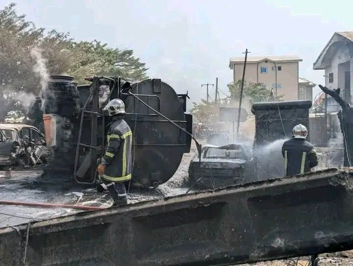TheCameroonianZ's tweet photo. Explosion d'un camion-citerne à Likomba #Tiko :   

*Bilan provisoire = 08 morts 💔 https://t.co/K4sI970p8l