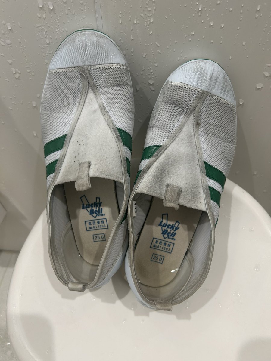 yokoduna_vn's tweet image. 息子の制服の裾上げと
上履きを洗うのを
後回しにしてしまい...

ズボンは汚れの線が取れず...
(縫ううのは苦手で便利なアイロンテープでww)

上履きは汚れがおちない...
しかも乾くかな...

苦手なことの後回しは
本当に良くないですね...