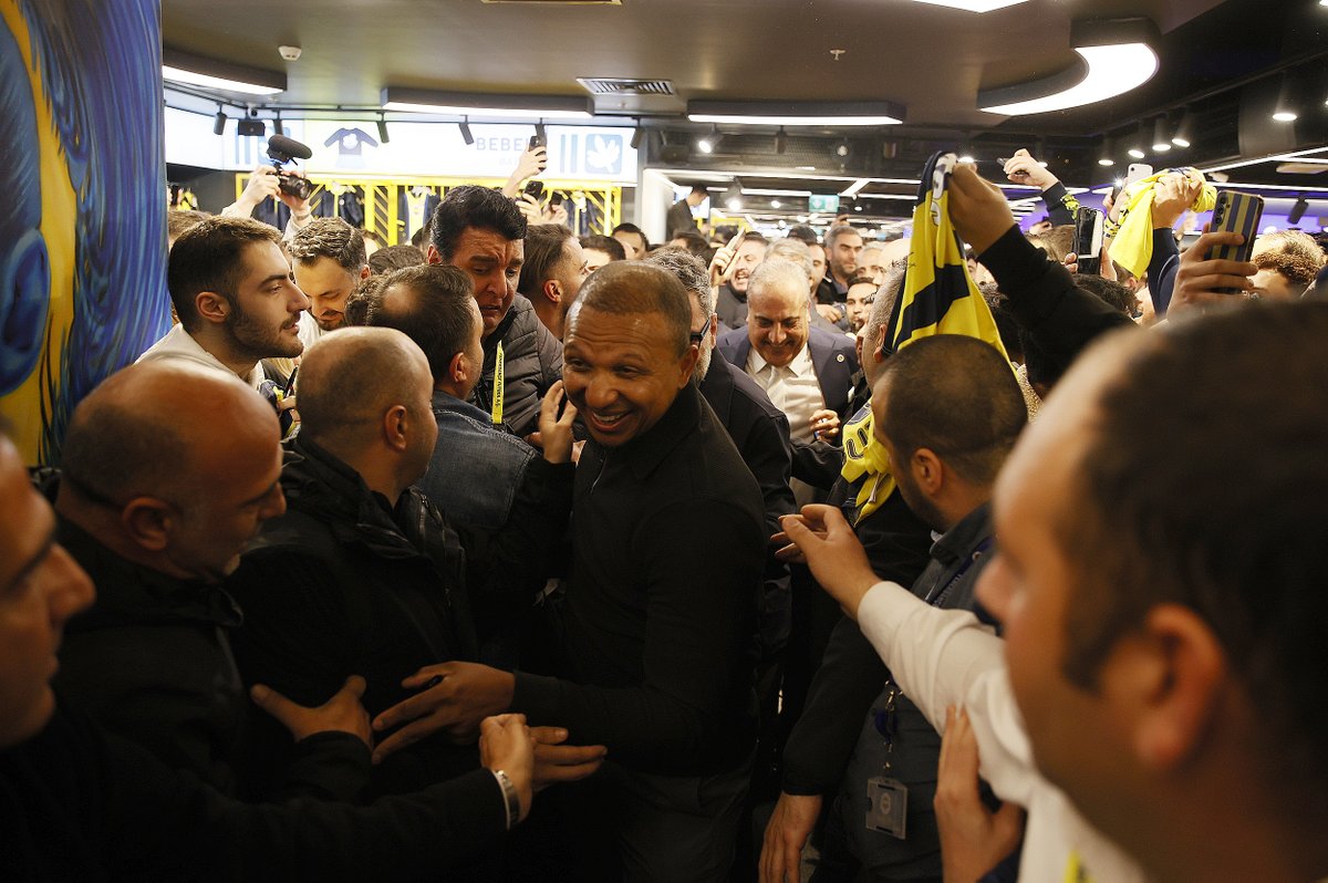 Fenerbahce's tweet image. Biz tarihimizle bir ve beraberiz… 💛💙  

🔗 bit.ly/4itNtSl