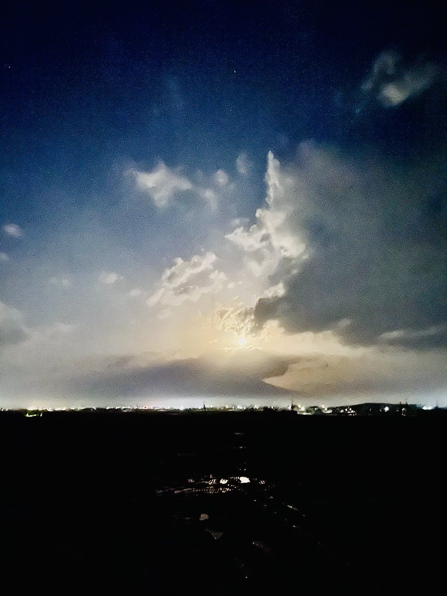 KASACO2010's tweet image. なんか今夜も幻想的
岩木山に沈んで行く
半分の月

#青森
#津軽
#岩木山
#月
#イマソラ