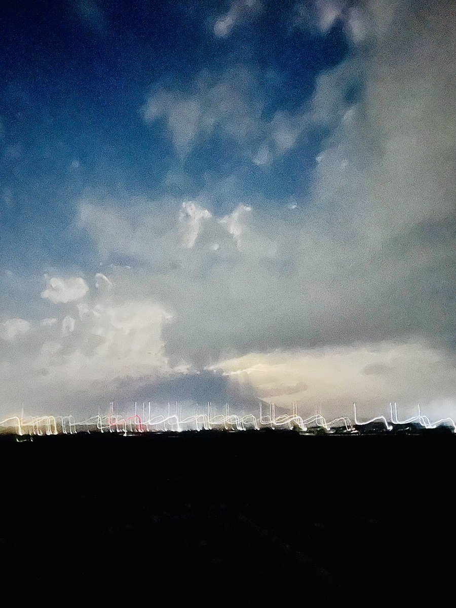 KASACO2010's tweet image. なんか今夜も幻想的
岩木山に沈んで行く
半分の月

#青森
#津軽
#岩木山
#月
#イマソラ