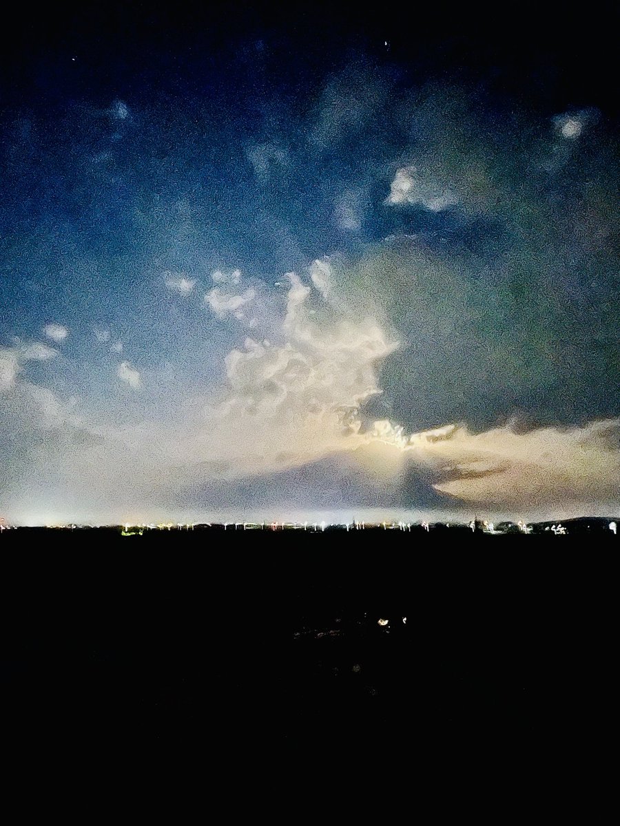 KASACO2010's tweet image. なんか今夜も幻想的
岩木山に沈んで行く
半分の月

#青森
#津軽
#岩木山
#月
#イマソラ