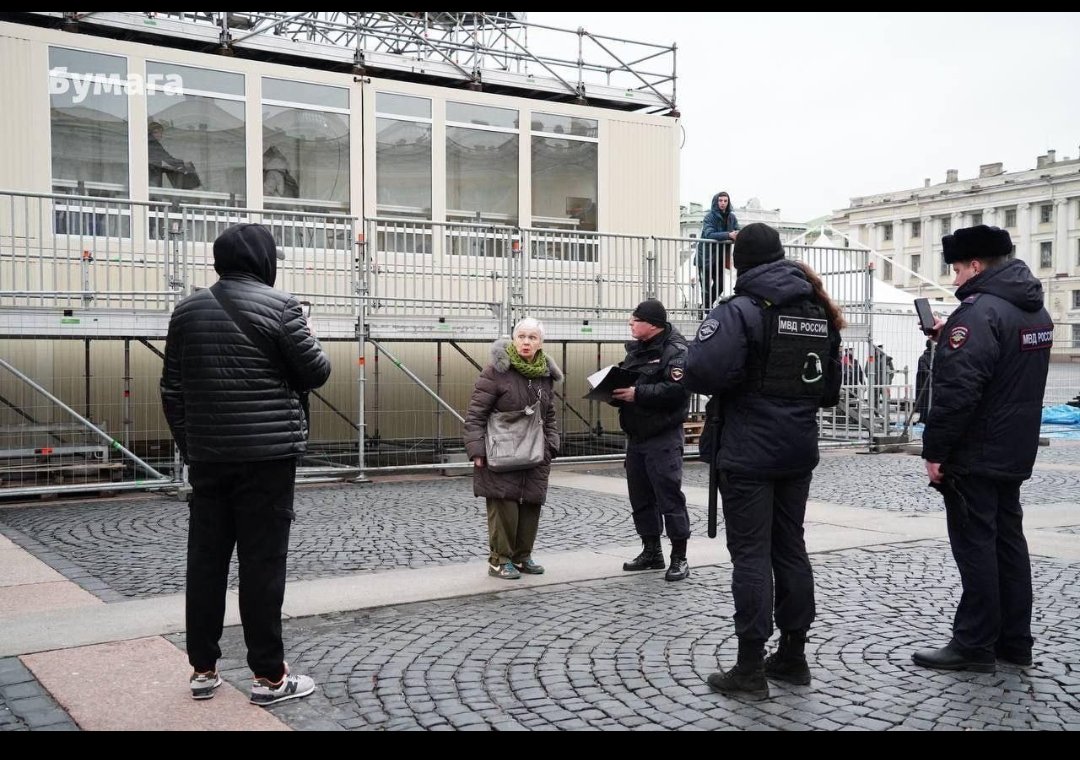 Arrestata nonna Lyudmila, la vecchietta di 83 anni scesa in piazza a Pietroburgo con un cartello anti-guerra

Una superpotenza nucleare che arriva a temere una nonnina ottantenne è il simbolo di quanto la ruSSia sia marcia, violenta, corrotta e decadente

t.me/pravdaGerashch…