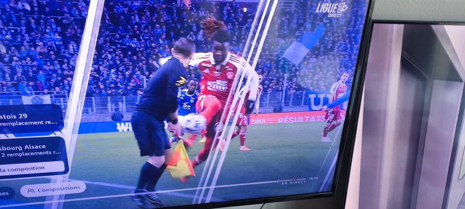 TheCoach_2's tweet photo. L’arbitre de touche et la VAR ont donc conclu que la balle est en jeu.

On attend leurs preuve (qu’on aura jamais).

Je ne sais plus quoi  dire sur l’arbitrage français c’est dramatique toutes les semaines. Faudrait peut être importer des arbitres d’autres pays un jour..

#RCSASB29 

📷 @GianoMada