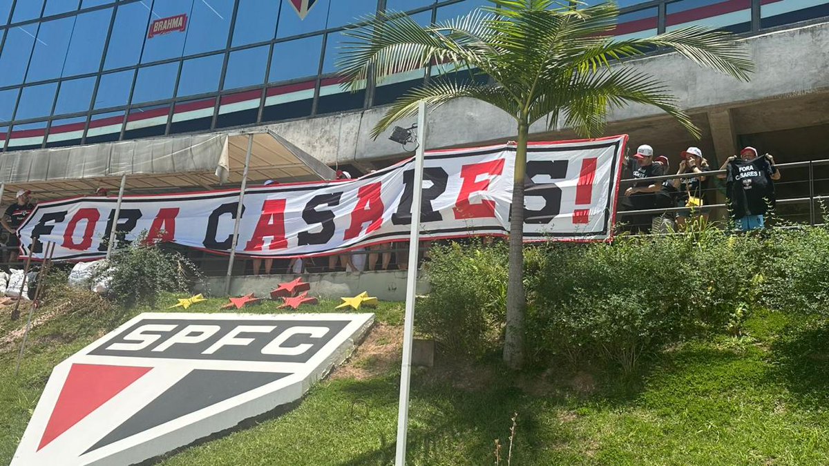 dphauck's tweet image. Protesto no Clube Social acontecendo pelo Grupo Nova Era. Fora Casares. #tricolor #foracasares #sãopaulofc #saopaulo #spfc