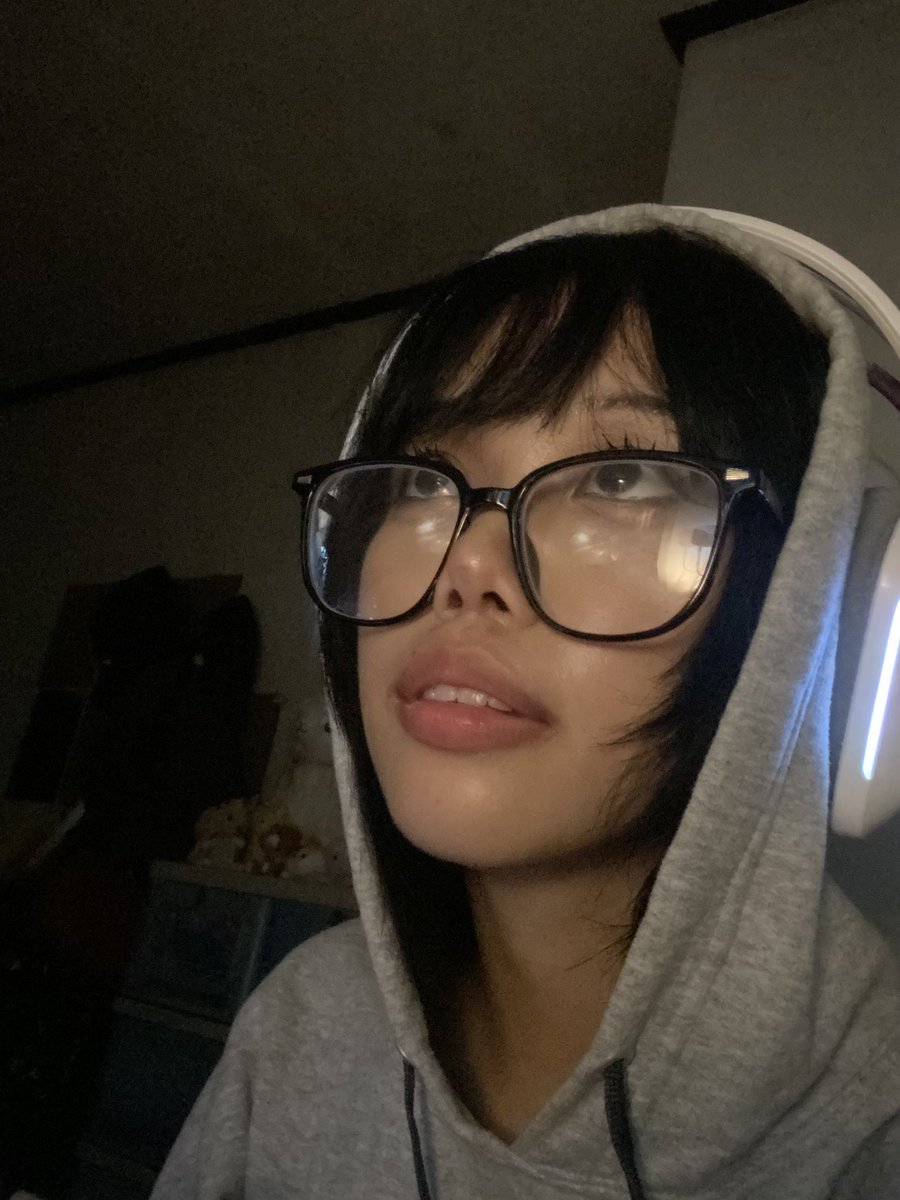 kuror3i_'s tweet photo. Being a lazy ahh gamer is so funny cause half of the time I look like this but half of the time when I lock in for a photoshoot I look like my pinned tweet https://t.co/scFODc1CEH