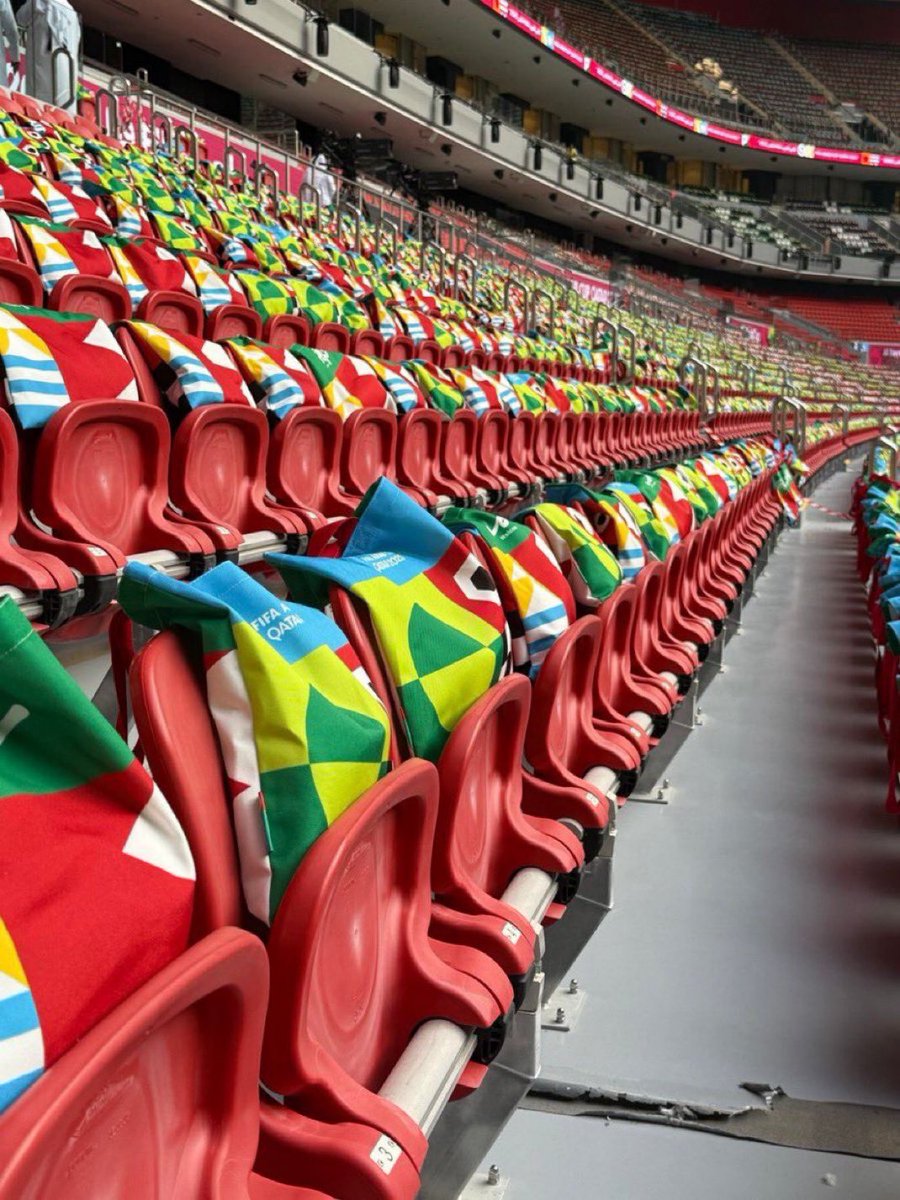 غدًا في استاد البيت خلال مباراة منتخبنا الوطني امام فلسطين بـ #كأس_العرب 🇶🇦 🇵🇸 

تم وضع هدية على كل كرسي للجمهور 🎁 

استعدوا لتجربة ممتعة ومليئة بالمفاجآت 🔥